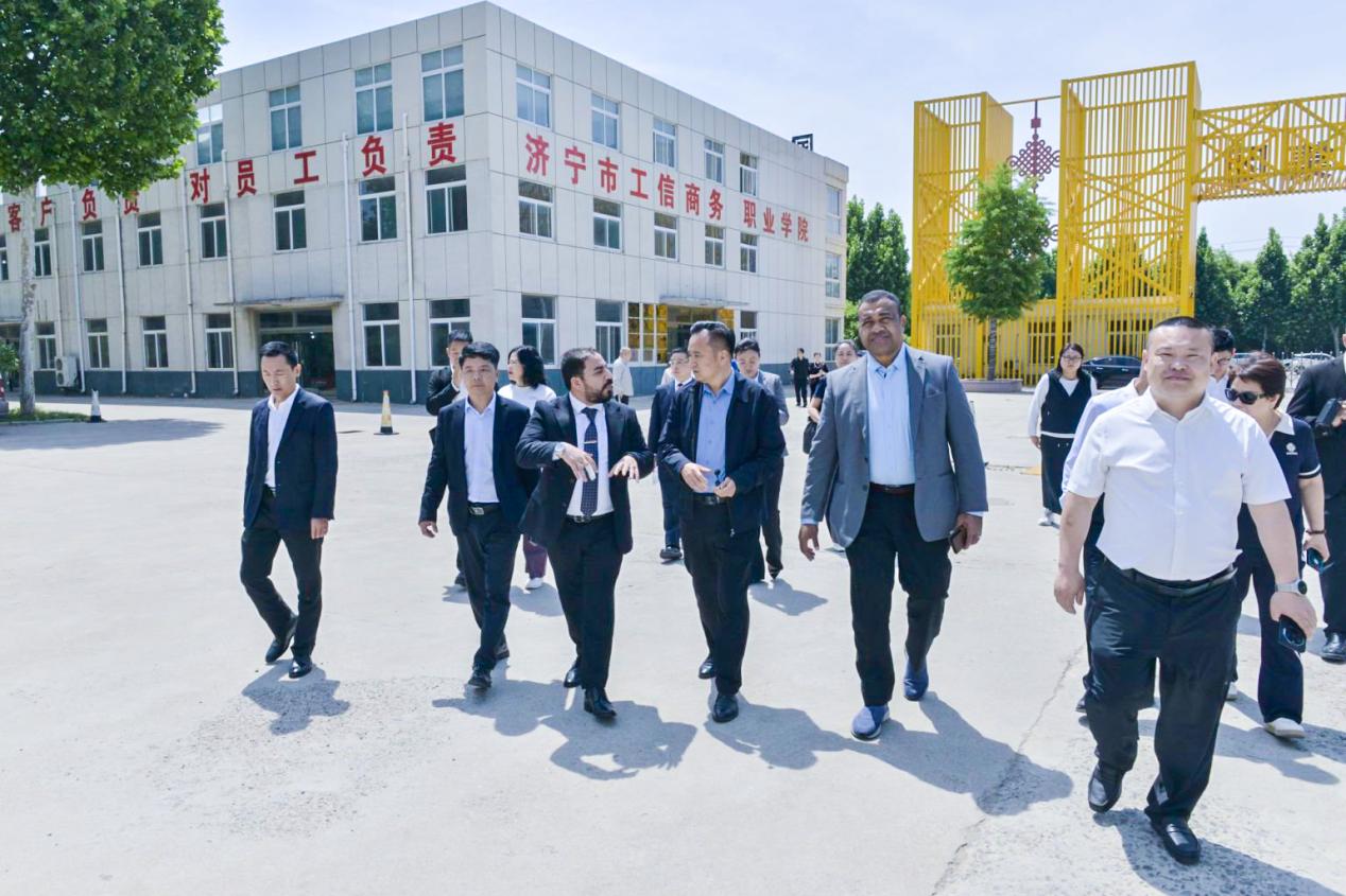 考察团参访山东中煤工矿物资集团园区